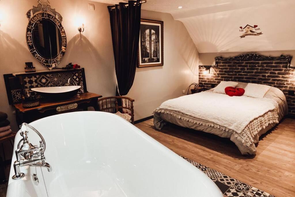 Appartement Romantique Parisien, Baignoire Retro Au Pied Du Lit Boulogne-sur-Mer Zewnętrze zdjęcie